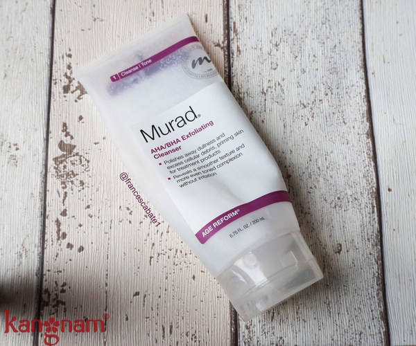 Sử dụng sữa rửa mặt tẩy da chết Murad sẽ giúp bạn có một làn da sáng và mịn màng