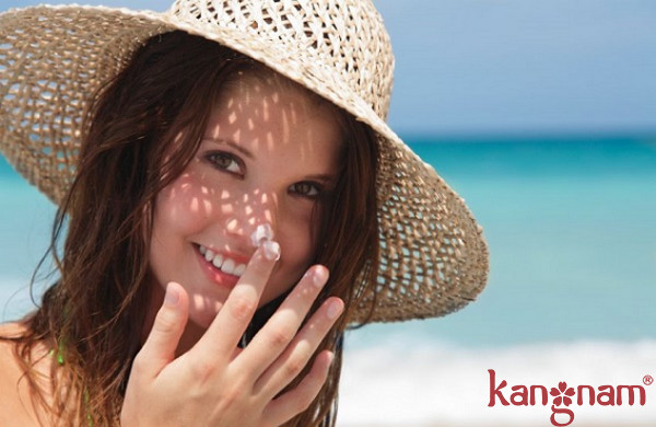 Cần bôi kem chống nắng thường xuyên sau 2-3 giờ để bảo vệ da bạn