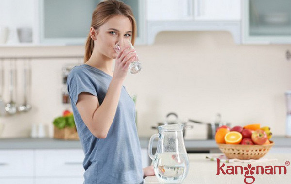 Uống nước đầy đủ mỗi ngày là rất cần thiết cho cơ thể và da trong mùa hè nắng nóng 