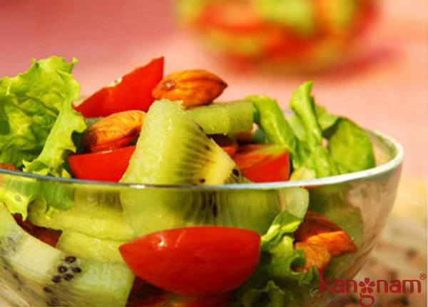 Salad kiwi có tác dụng làm trắng da nhanh chóng và giúp thải độc được cho da