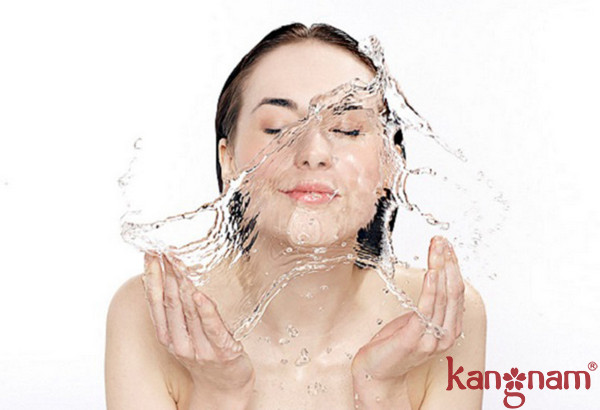 Luôn giữ da mặt sạch sẽ bằng cách rửa mặt thường xuyên