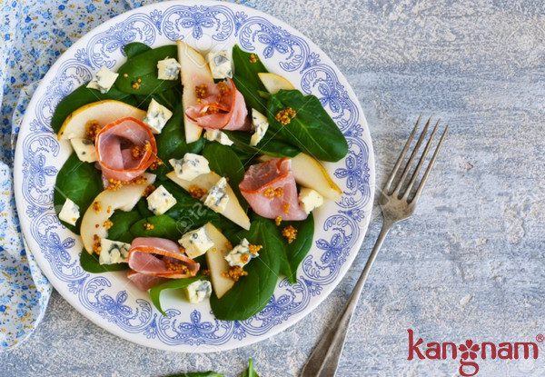 Salad rau bina, lựu, lê và hạt phỉ