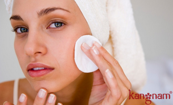 Kỳ cọ quá kỹ khiến da bị tổn thương dễ gây nên mụn