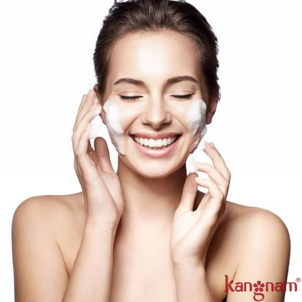 Tạo bọt và massage nhẹ nhàng trên da mặt