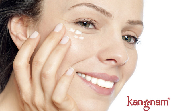 Một cách cải thiện bảo vệ vùng da xung quanh mắt thường xuyên thoa kem dưỡng mắt