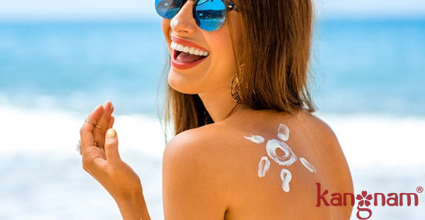 Thoa kem chống nắng là biện pháp tốt nhất bạn nên sử dụng để bảo vệ da vào mùa hè