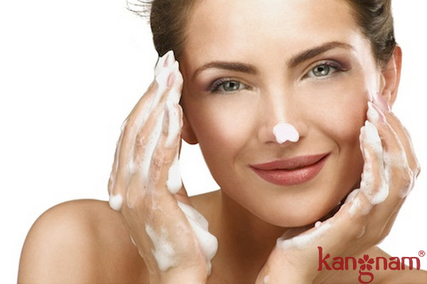 Làm sạch da bằng sữa rửa mặt hàng ngày ngăn ngừa được nguy cơ mụn khi trời nắng nóng