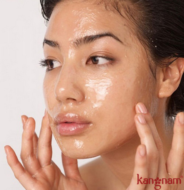 Masage mặt bằng tinh dầu hướng dương giúp cung cấp độ ẩm cần thiết cho da mặt