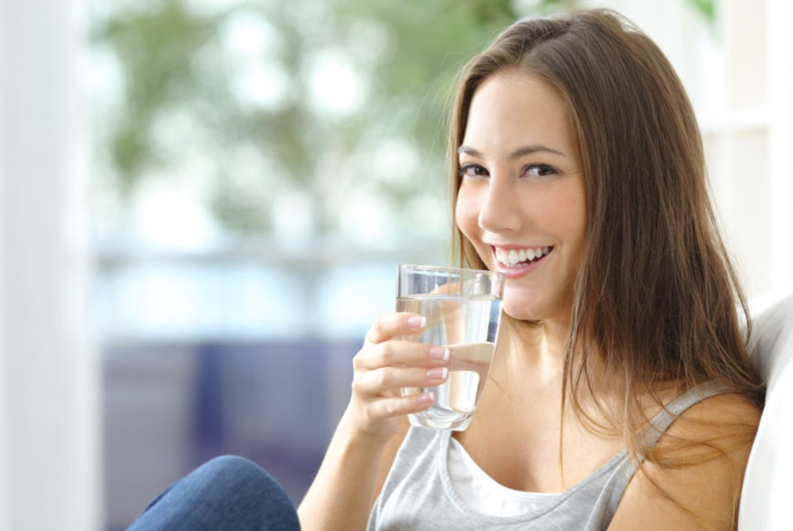 Uống nước giảm khô môi