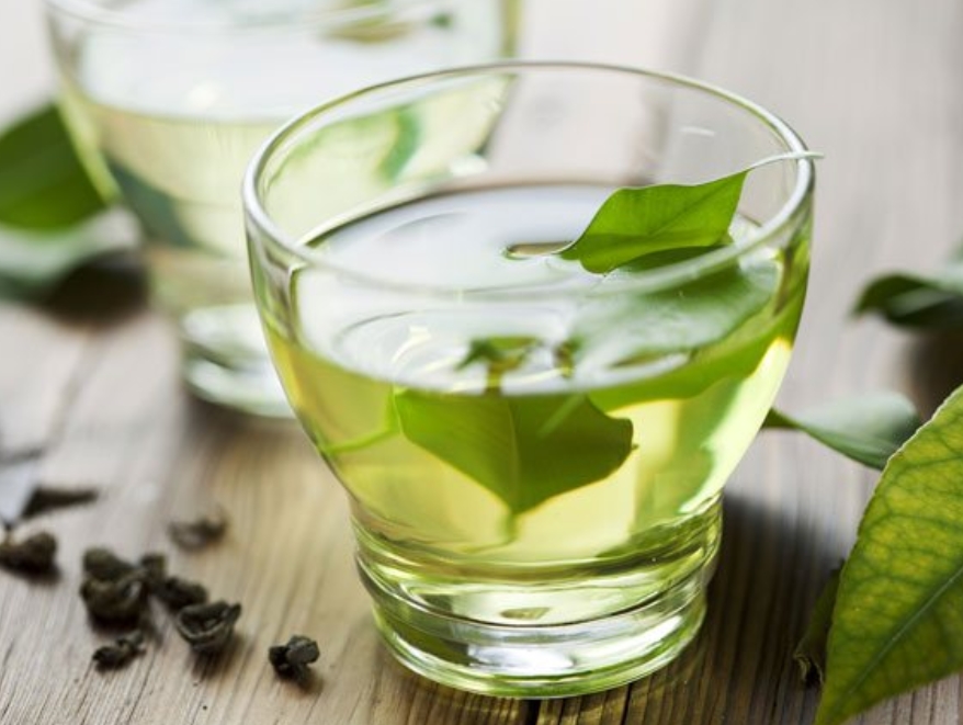 làm đẹp da bằng việc uống nước trà xanh